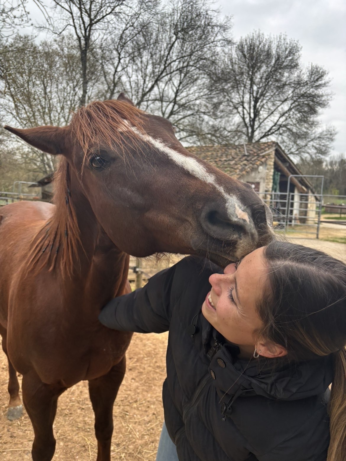 Alice et son cheval — moment de tendresse